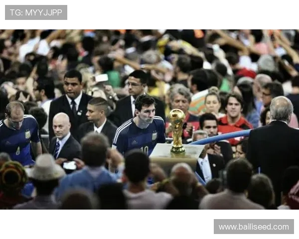 利物浦与曼联再度交锋宿敌对决引发球迷热议与期待